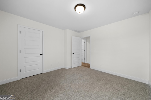 unfurnished room featuring carpet