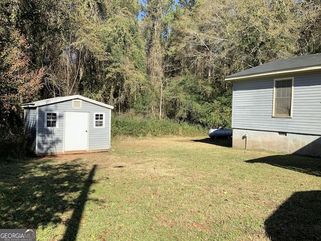 view of yard featuring a shed