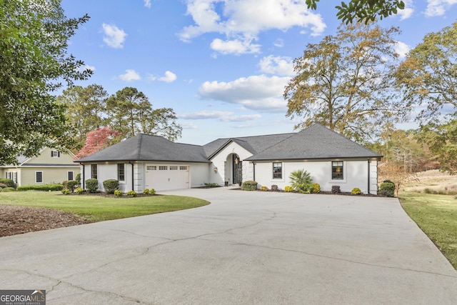 view of front of home featuring a front lawn and a garage