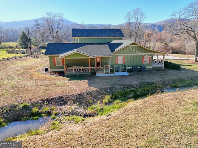 view of front facade featuring a mountain view