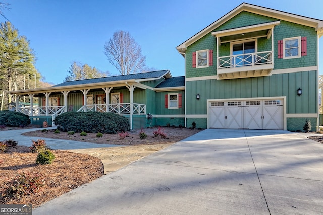 view of front facade featuring a garage