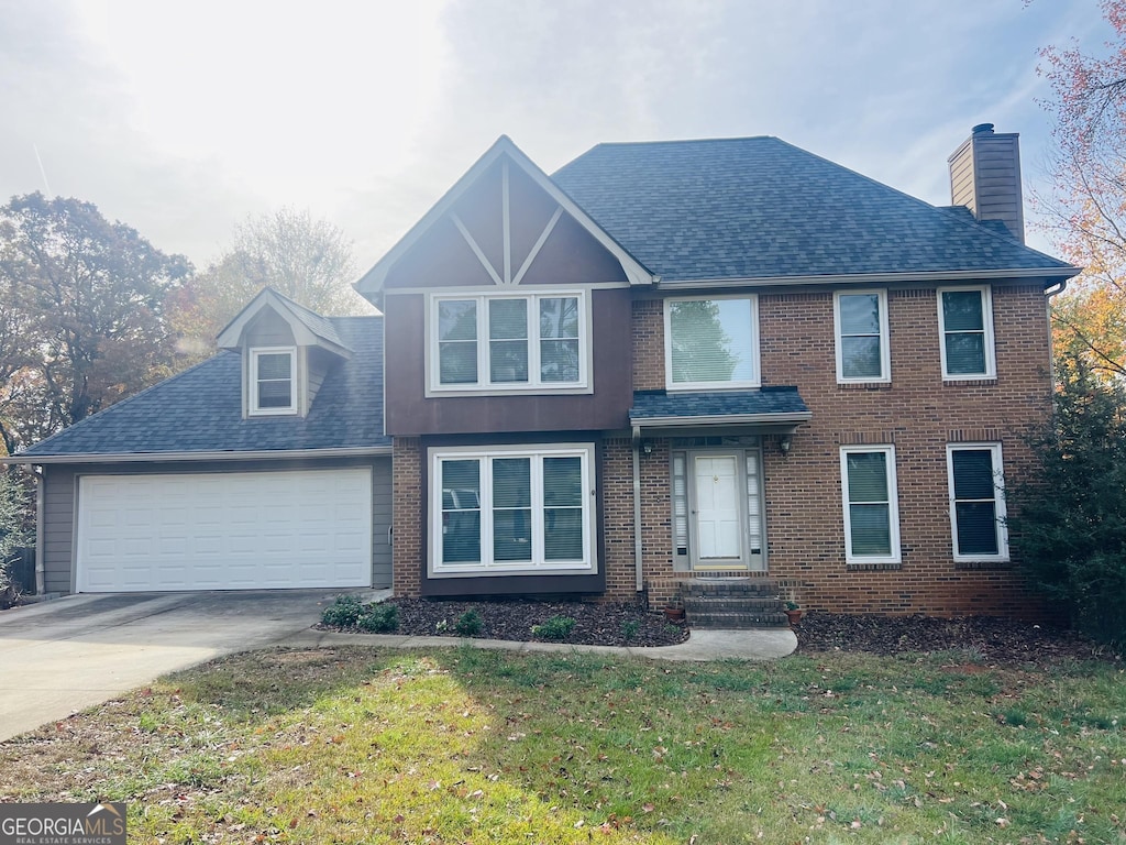 view of front of property featuring a front lawn