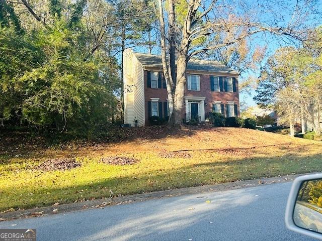 view of front of property featuring a front yard