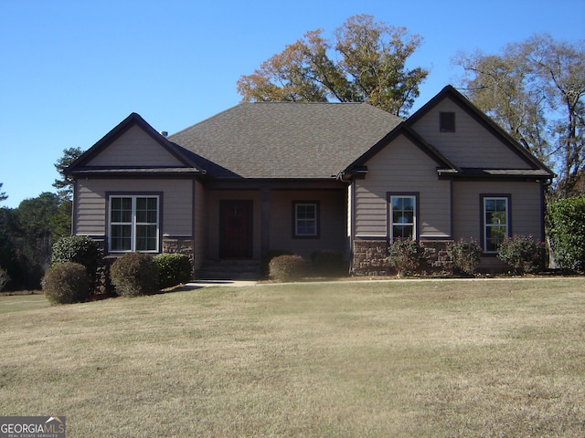 view of front facade featuring a front lawn