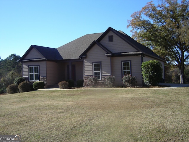 view of front of home featuring a front lawn