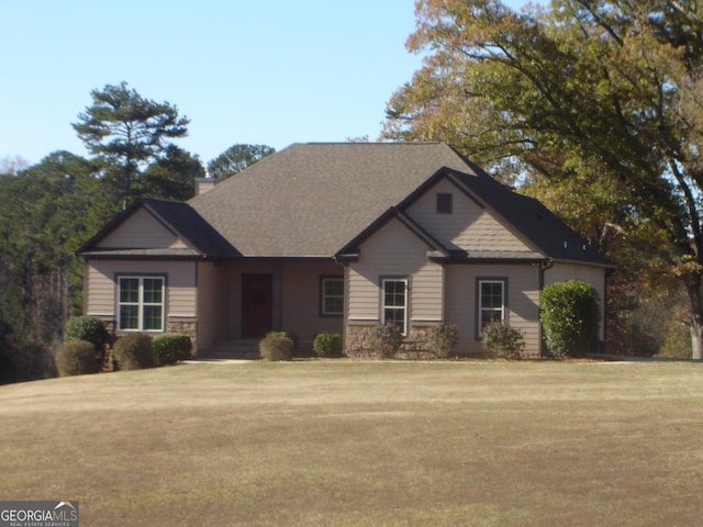 craftsman inspired home featuring a front yard