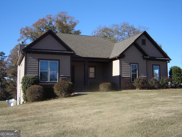 view of front facade featuring a front lawn