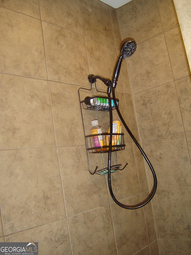 details featuring tiled shower