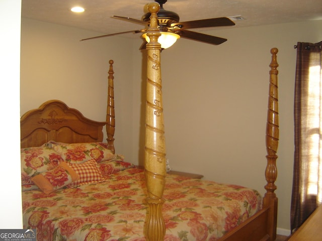 bedroom with ceiling fan