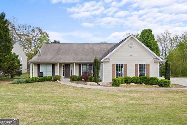 ranch-style home featuring a front lawn