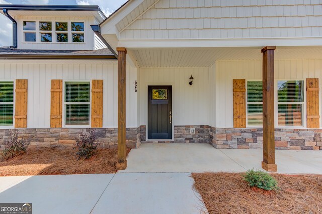 property entrance with covered porch