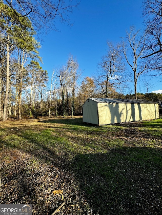 view of yard featuring an outbuilding