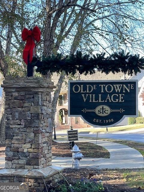 view of community / neighborhood sign