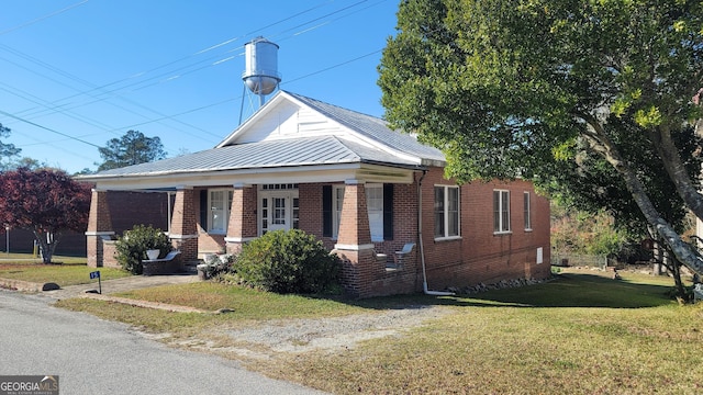 view of front of home featuring a front lawn and covered porch