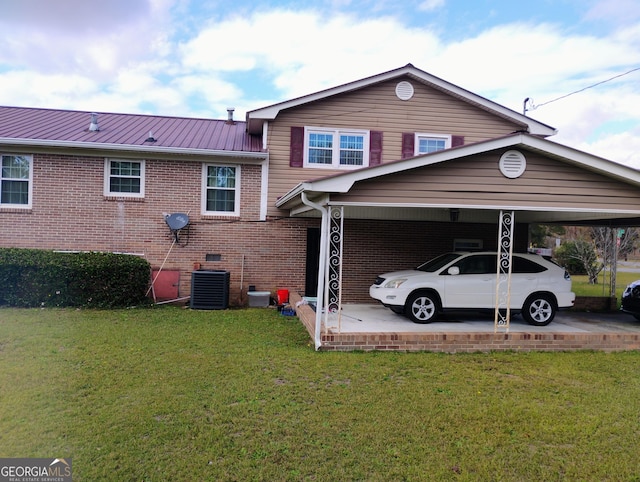 view of front of home featuring cooling unit, a front yard, and a carport