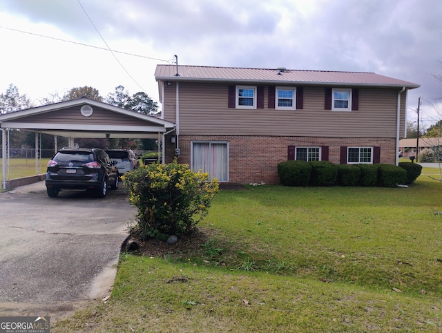 view of front of property featuring a carport and a front yard