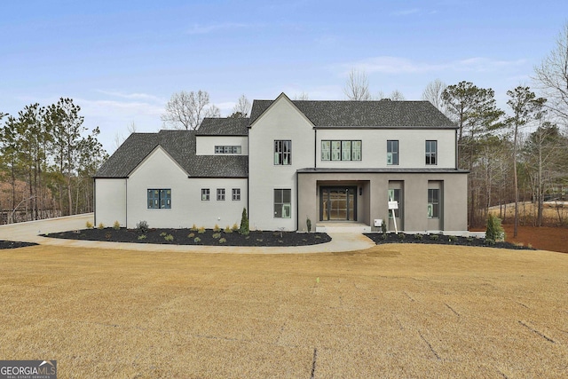 view of front of property featuring a front lawn