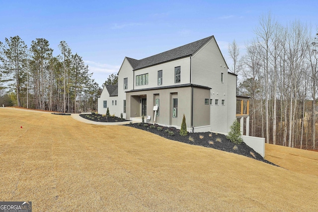 view of front facade featuring a front lawn