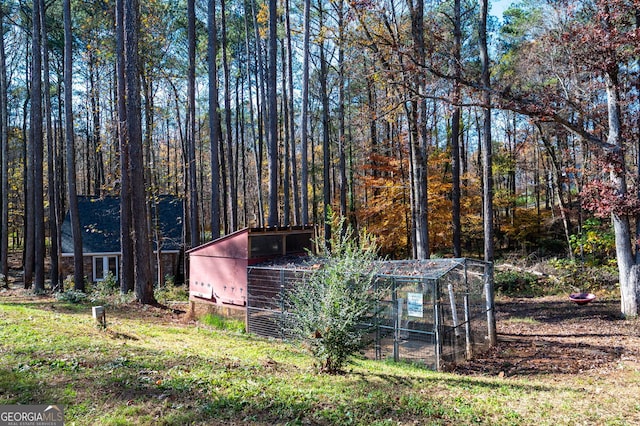 view of yard with an outdoor structure