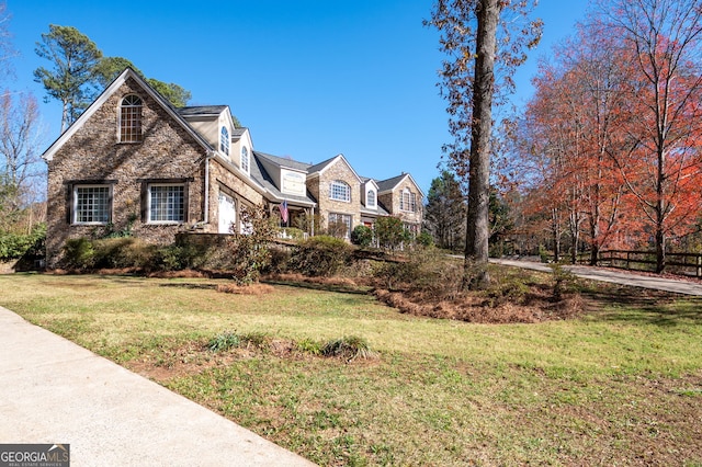 view of front of property featuring a front yard