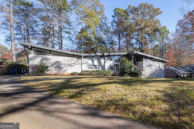 view of side of property featuring a yard