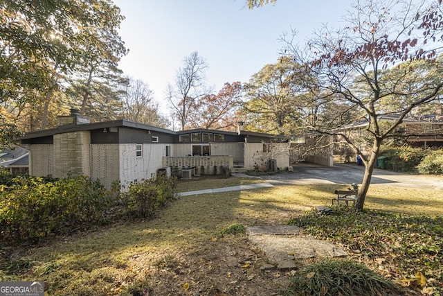 exterior space featuring a lawn