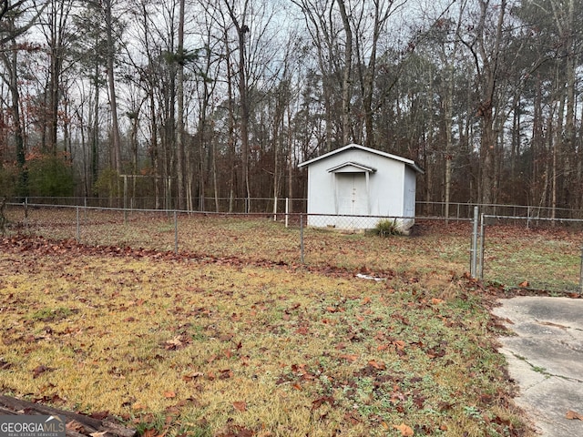 view of yard featuring a storage shed