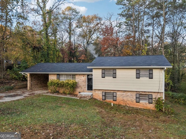 tri-level home with a front yard