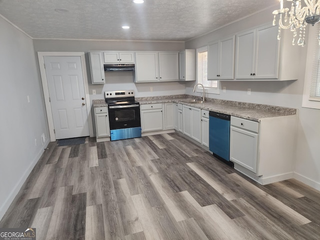 kitchen featuring sink, stainless steel appliances, dark hardwood / wood-style floors, a textured ceiling, and white cabinets