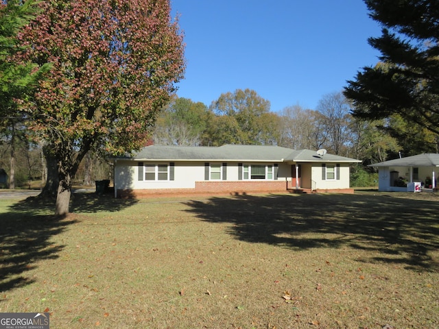 single story home with a front lawn