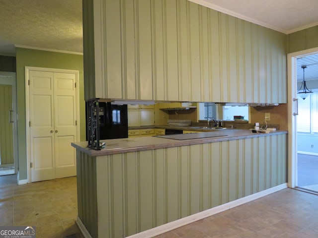 kitchen featuring kitchen peninsula, black refrigerator with ice dispenser, a textured ceiling, crown molding, and sink