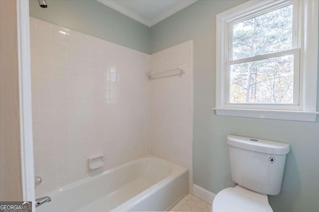 bathroom with plenty of natural light, tiled shower / bath, ornamental molding, and toilet