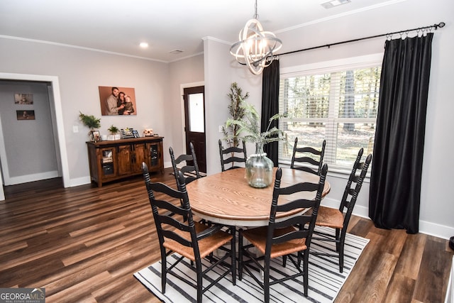 dining space featuring visible vents, baseboards, dark wood-style flooring, an inviting chandelier, and crown molding