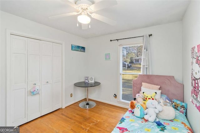 bedroom featuring light wood-type flooring, a closet, and ceiling fan