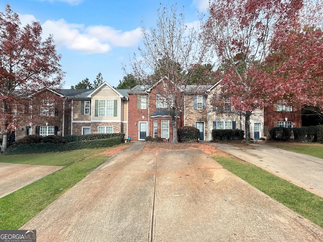 view of front of home featuring a front yard