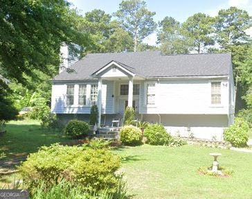 split foyer home featuring a front yard