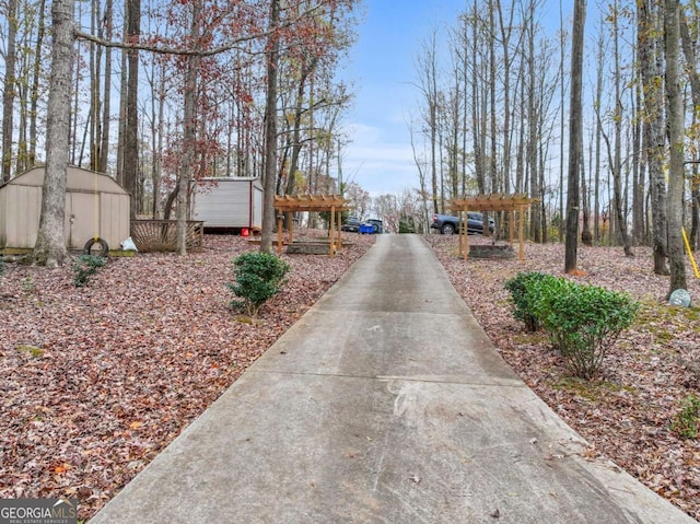 view of yard featuring a shed