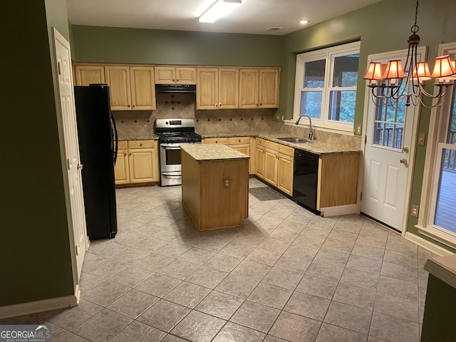 kitchen with backsplash, sink, black appliances, an inviting chandelier, and a kitchen island