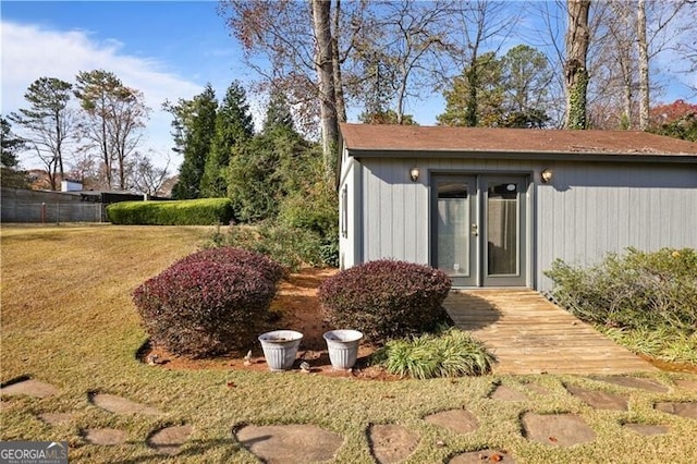 view of yard with an outbuilding