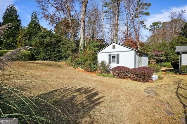 view of yard with an outbuilding