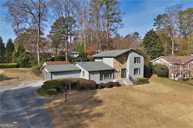 view of front of home featuring a front lawn