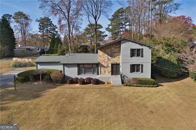 view of front of property featuring a front yard