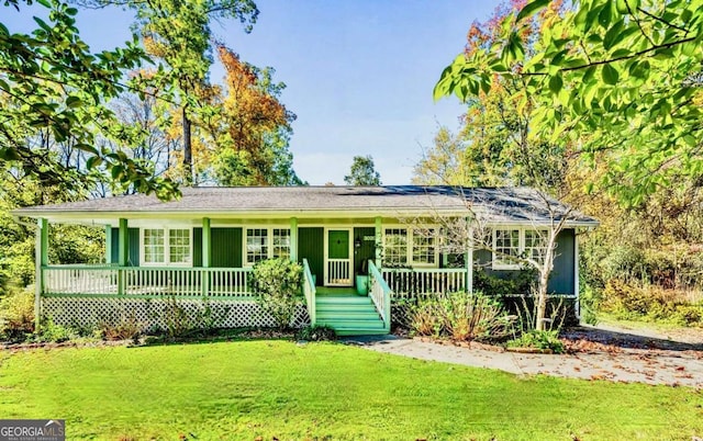 single story home featuring a porch and a front lawn