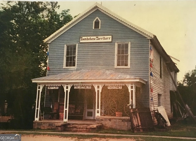 view of front of property featuring a porch