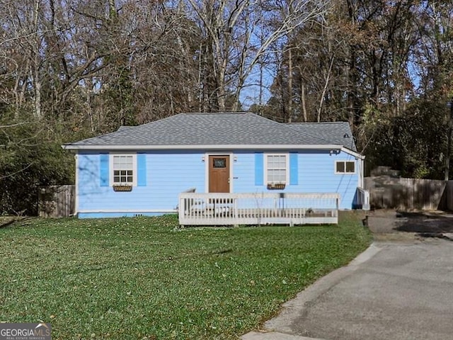 single story home featuring a front yard