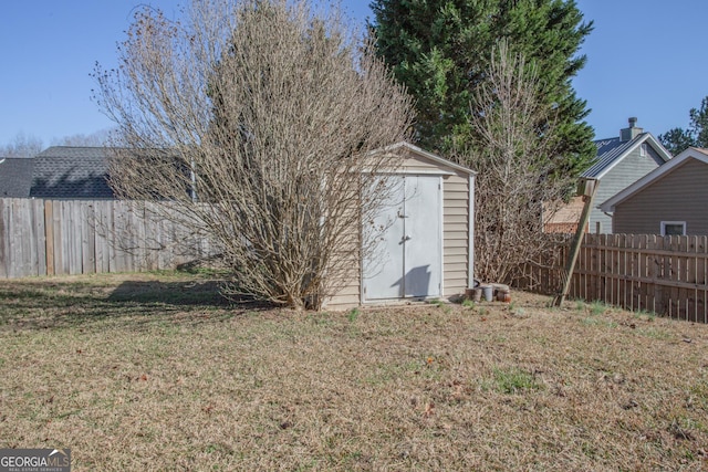 view of yard featuring a storage unit