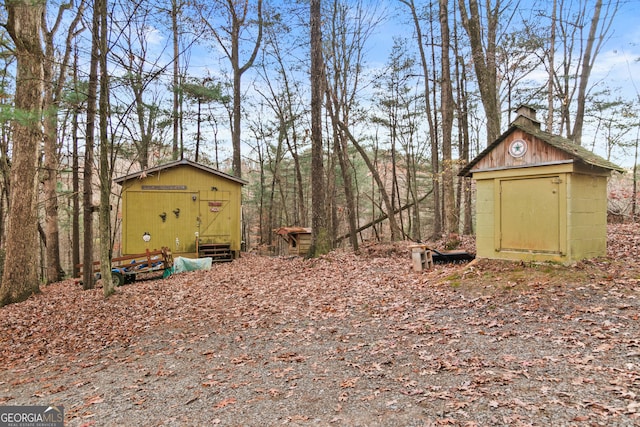 view of yard with a storage unit