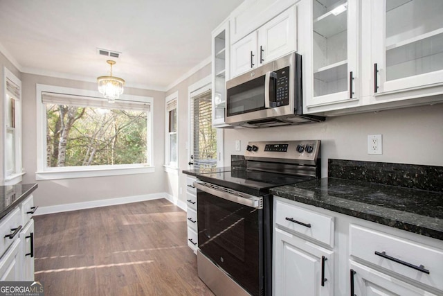 kitchen with crown molding, white cabinets, visible vents, and appliances with stainless steel finishes