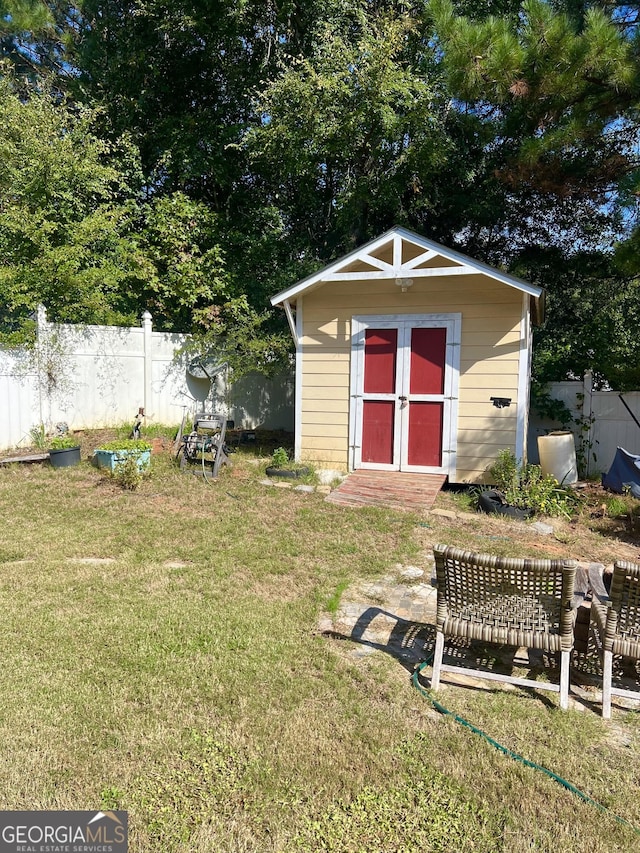 view of yard with a storage unit