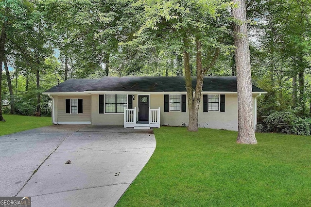 ranch-style home featuring a front lawn